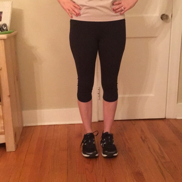 Lululemon Train Times Crop 17”. Black. Size 10. - Picture 3 of 4